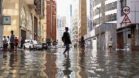 Pipo dey waka inside flood water wey heavy rains cause for Dubai