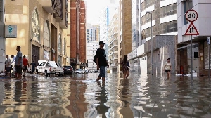 Pipo dey waka inside flood water wey heavy rains cause for Dubai