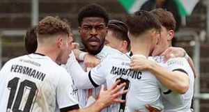 Kwabe Appiah Schulz (middle) is Ghanaian defender