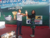 Mrs Yun Zheng (L) receiving her prize from Kwaku Li