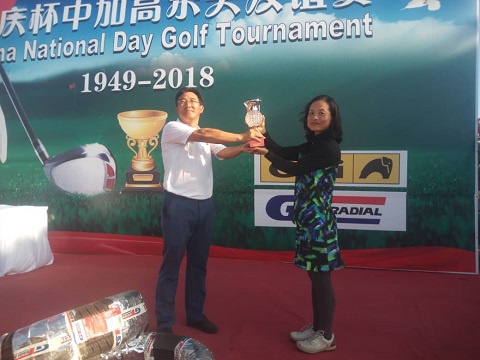 Mrs Yun Zheng (L) receiving her prize from Kwaku Li