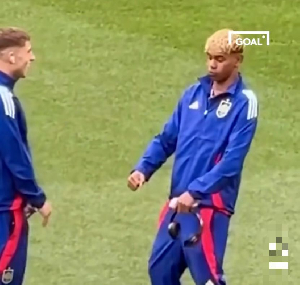 Gavi (L) and Yamal (R) mimicking Ronaldo's celebration