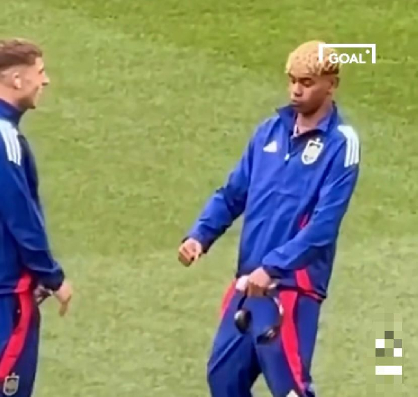 Gavi (L) and Yamal (R) mimicking Ronaldo's celebration