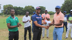 Vincent Torgah receiving his winner’s cheque from Alex Oppong Baffoe