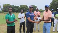 Vincent Torgah receiving his winner’s cheque from Alex Oppong Baffoe