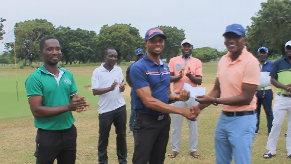 Vincent Torgah receiving his winner’s cheque from Alex Oppong Baffoe