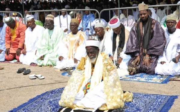 Sheikh Dr. Osmanu Nuhu Sharubutu leading muslims during a prayer session