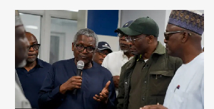 Aliko Dangote as e carry some Nigerian lawmakers go round im refinery facility on Sunday