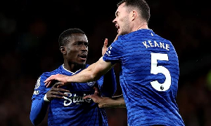 Watch full incident that led to Idrissa Gueye’s red card against Man United