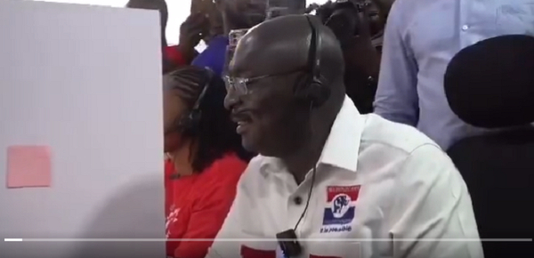 Dr. Mahamudu Bawumia at the call centre reaching out to people