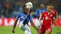 Baba Rahman is actio  for Schalke 04 against Bayern