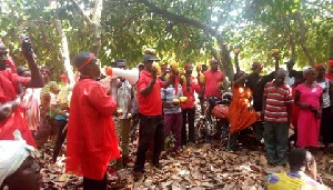 The farmers protested to register their displeasure over the sale of cocoa farmlands
