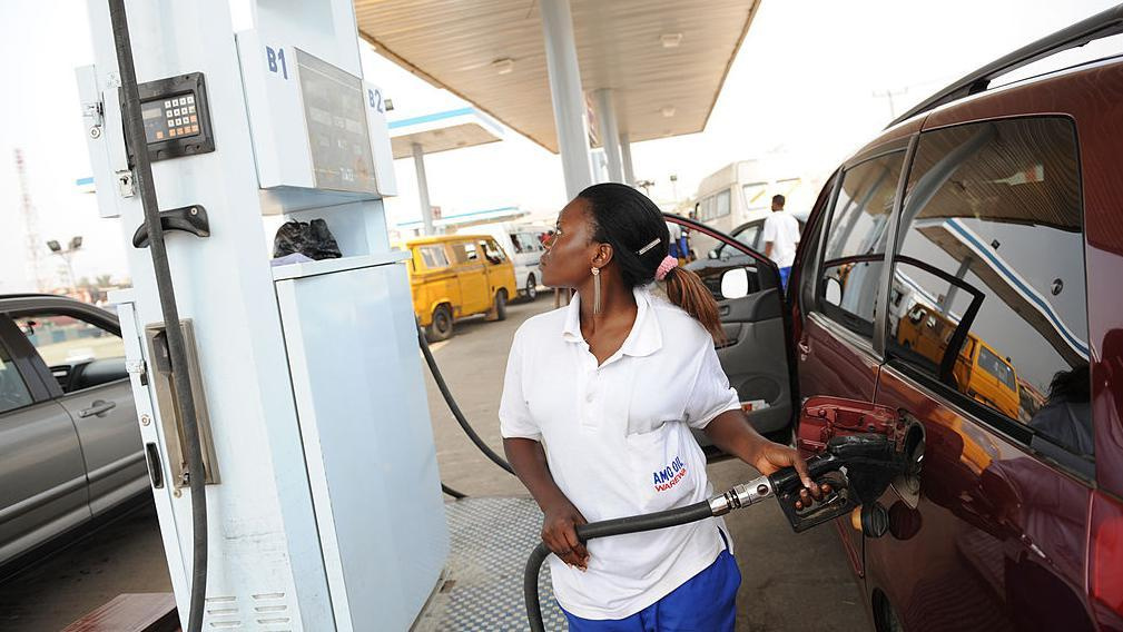 Pesin wey dey fill fuel tank