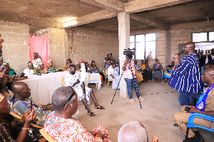 Dr. Mahamudu Bawumia addressing the chiefs