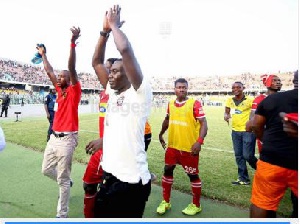 Michael Osei and his players saying Thank You to the fans. (Photo credit: Senyuiedzorm Awusi Adadevo