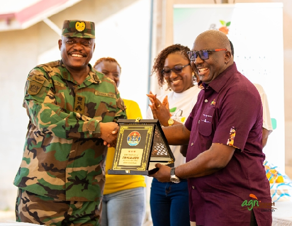 Daniel Fahene Acquaye presenting a plague to Lieutenant General William Agyapong