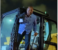 Ibrahim Mahama joined his workers to offload new mining equipments