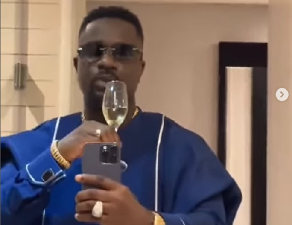 Sarkodie criticised for drinking champagne in washroom while taking mirror selfie