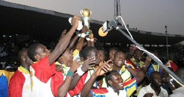 Players of Hearts of Oak, celebrate with the CAF Confederation Cup