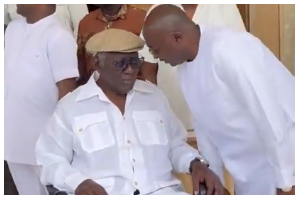 John Agyekum Kufuor engaging in a chat with Dr Bawumia at his residence