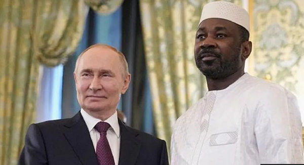 President Vladimir Putin (L) and Col Assimi Goïta held talks in the Kremlin