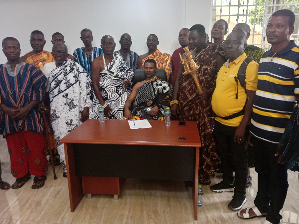 Nene Narteh Otutoto-Akakposu VI (seated) with some of his supporters