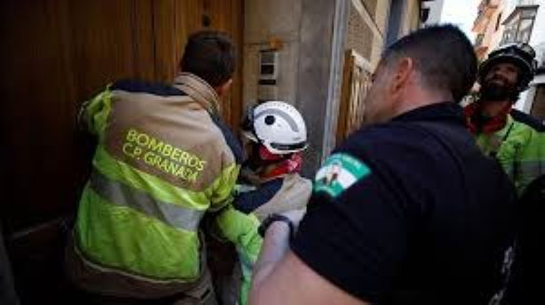 Spanish firefighters had to rescue people who were trapped by the power cut