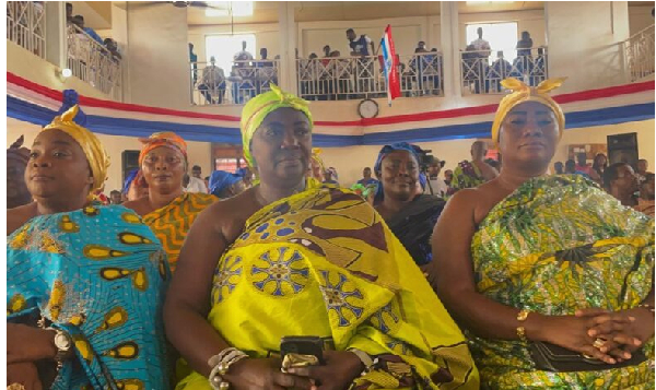 In the middle is the Queen Mother of Behenease, Oheneyere Akomaa Tipa