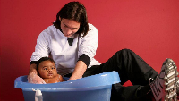 Lionel Messi with a young Lamine Yamal in a bathtub