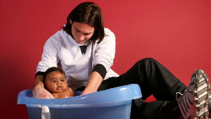 Lionel Messi with a young Lamine Yamal in a bathtub