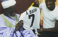 Badu presenting his Udinese shirt to Sheikh Sharabutu.