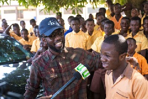 Bisa Kdei hanging out with the students
