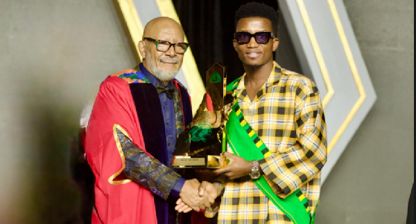 Kofi Kinaata (R) receiving his award