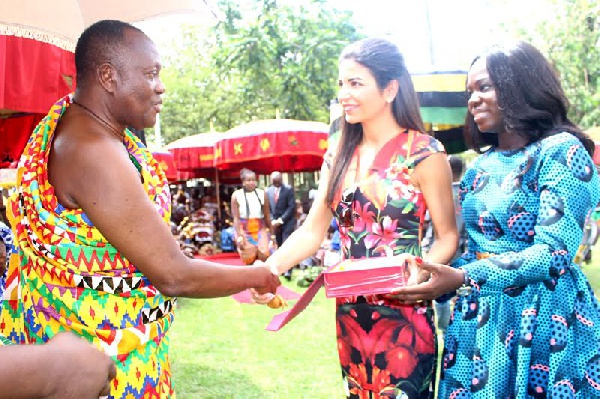 CEO of Tigo, Roshi Motman and Gifty Bingley receiving the award