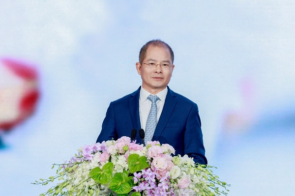 Eric Xu speaking at the press conference