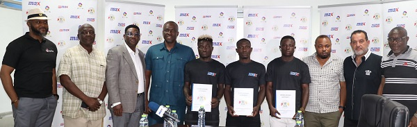 Officials of IMAX and GBA with some boxers