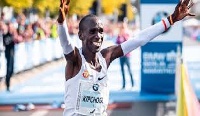 Eliud Kipchoge wins the 45th Berlin-Marathon with a fabulous new world record
