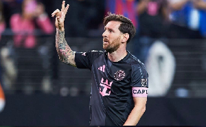 Lionel Messi gesturing to the Mexican fans after scoring