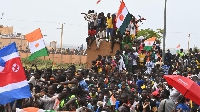 Niger pipo protest for in front of French military base for Niamey
