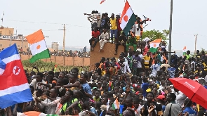 Niger pipo protest for in front of French military base for Niamey