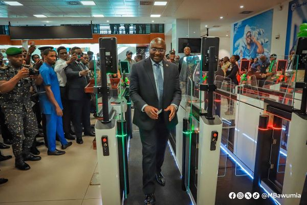 Dr. Bawumia passing through the newly commissioned E-Gate at KIA's Terminal 3