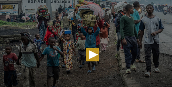 People displaced by the fighting with M23 rebels make their way to the centre of Goma, DRC, 26 Jan.