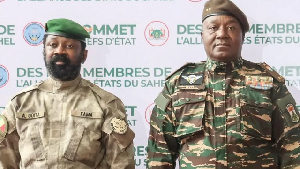 Mali's leader, Col Assimi Goïta (L) and his Nigerien counterpart Gen Abdourahamane Tiani (R)