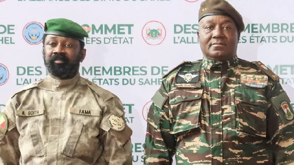 Mali's leader, Col Assimi Goïta (L) and his Nigerien counterpart Gen Abdourahamane Tiani (R)